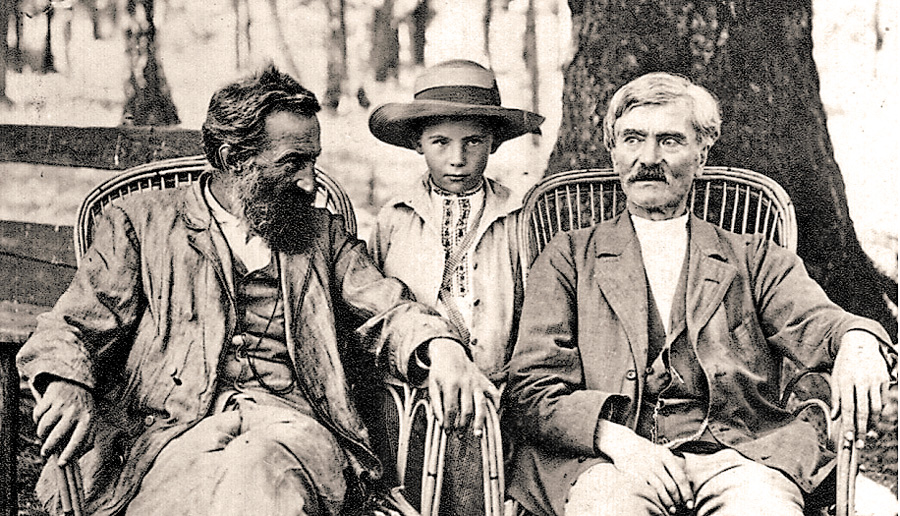 Тадей Рильський (крайній ліворуч) та його син Максим (у центрі) стали цілою епохою в культурі України.